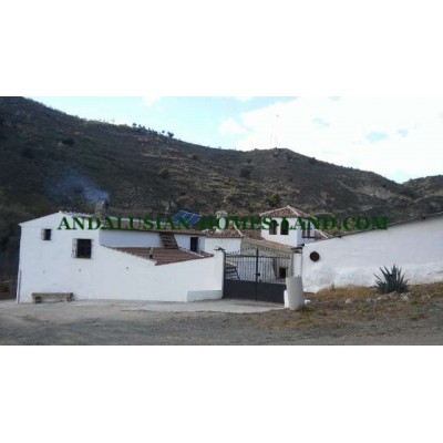 IDEAL FARMHOUSE FOR RURAL TOURISM WITH HALLS FOR HORSES IN ARCHIDONA